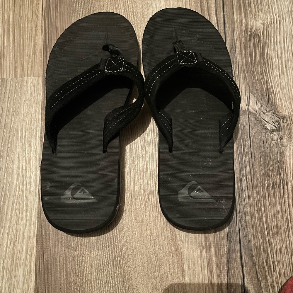 NWOT - Men’s Quiksilver carver 3 flip flops